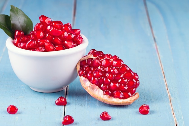 Reife Granatapfelfrüchte auf dem hölzernen Hintergrund