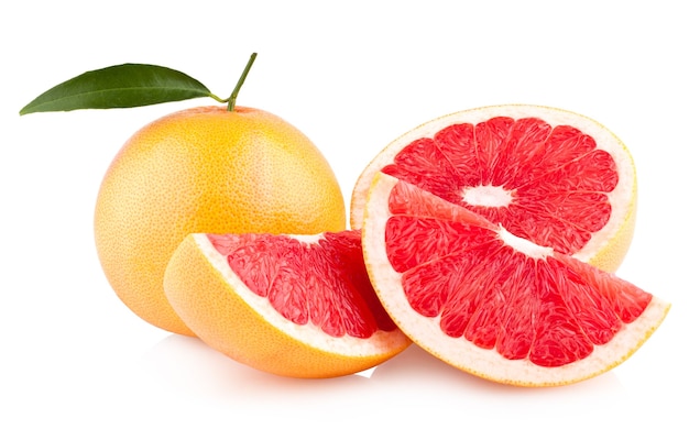 Reife Grapefruit isoliert auf weißem Hintergrund