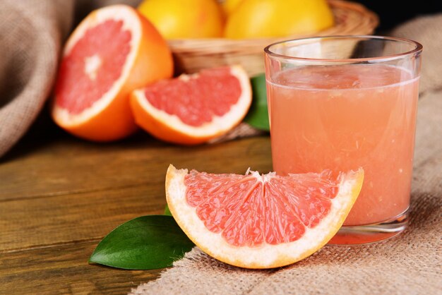 Foto reife grapefruit mit saft auf dem tisch