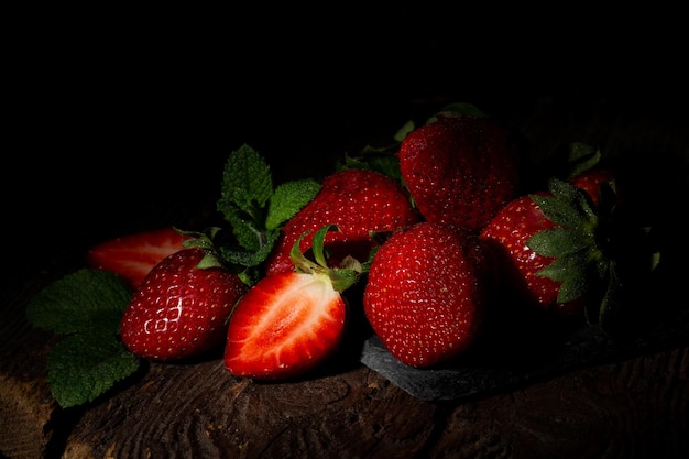 Reife große Erdbeeren auf schwarzem Hintergrund