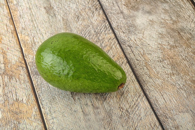 Reife grüne Avocado im Hintergrund