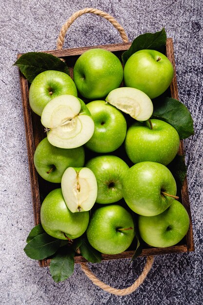 Reife grüne Äpfel in Holzkiste. Draufsicht mit Kopienraum.