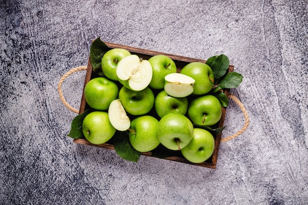 Reife grüne Äpfel in Holzkiste. Draufsicht mit Kopienraum.