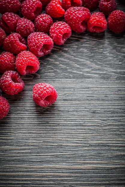 Foto reife himbeeren auf draufsicht des hölzernen hintergrundes