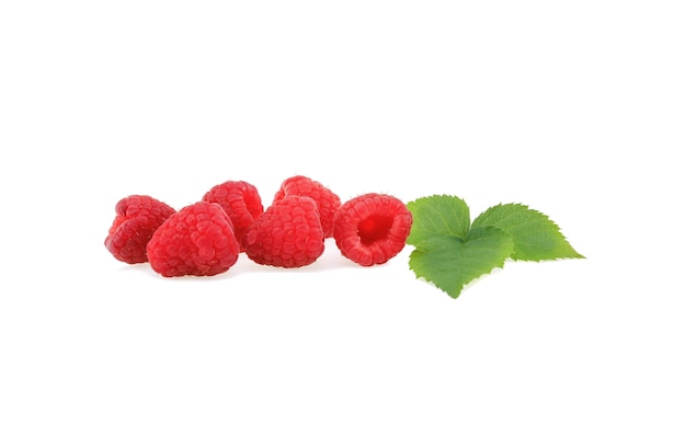 Reife Himbeeren mit grünem Blatt isoliert auf weißer Oberfläche