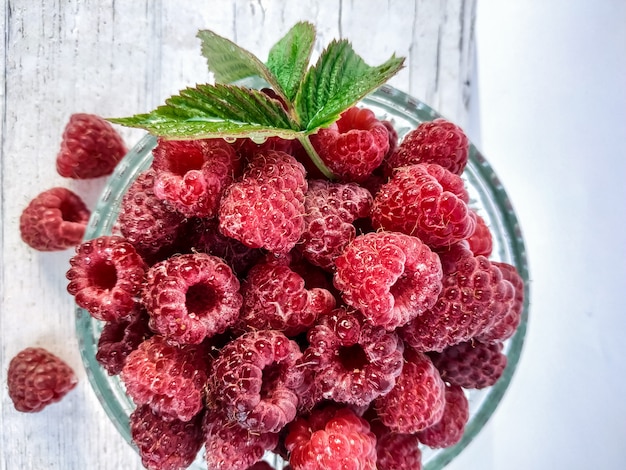 Reife Himbeeren mit grünem Blatt