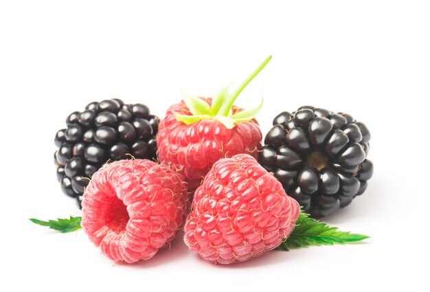 Foto reife himbeeren und brombeeren mit isolierten blättern auf weißem hintergrund