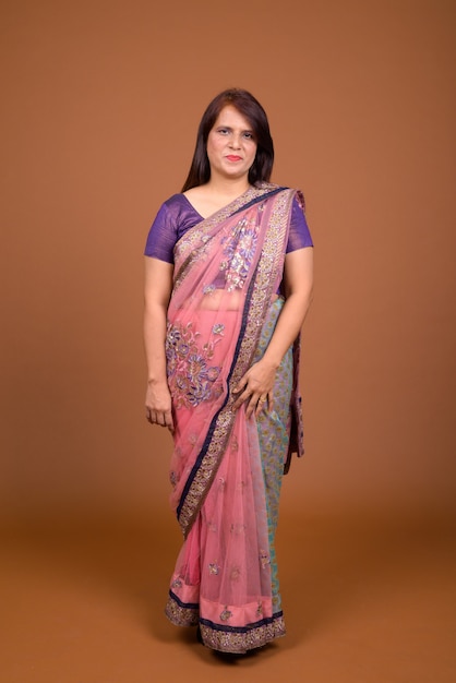 reife indische Frau, die traditionelle indische Sari-Kleidung trägt