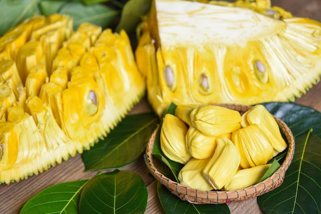 Reife Jackfruit geschälte tropische Früchte frisch aus Jackfruit-Baum Jackfruit auf Korb mit Blatt auf Holzhintergrund