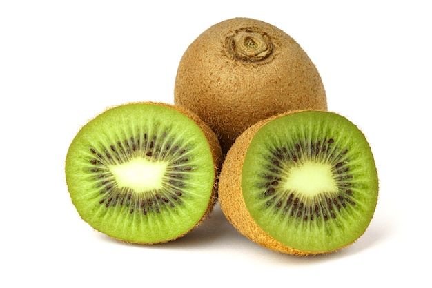 Reife Kiwis und die Hälfte der Kiwi isoliert.