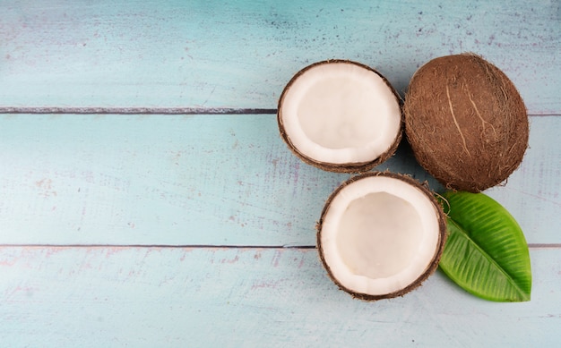 Reife Kokosnuss und eine Hälfte der tropischen Frucht