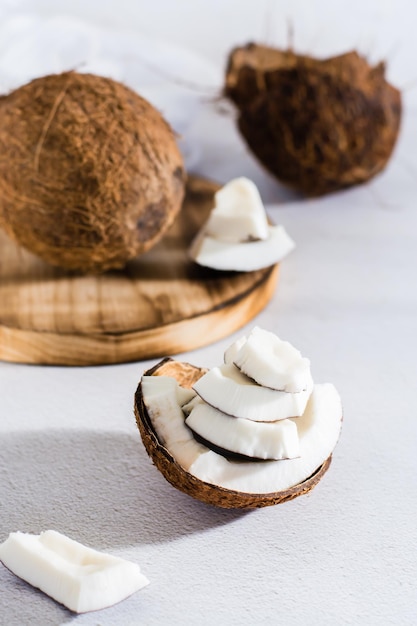 Reife Kokosnussstücke auf dem Tisch Tropische Früchte Natürliche Quelle von Antioxidantien Vertikale Ansicht