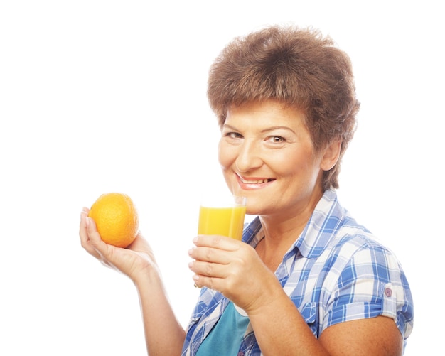 Reife lächelnde Frau mit Orangensaft