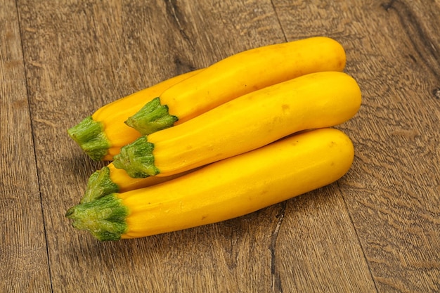 Reife leckere gelbe junge Zucchini
