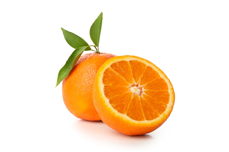Foto reife mandarine mit blättern auf weiß isoliert