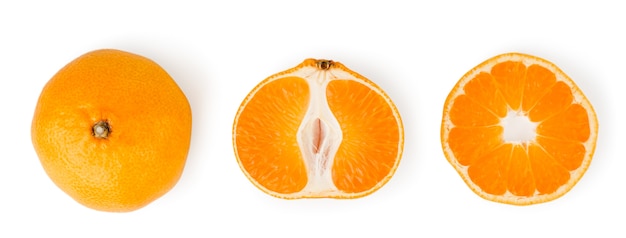 Reife Mandarine und zwei Hälften isoliert