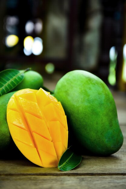 Reife Mango Harumanis-Früchte isoliert auf Holzhintergrund