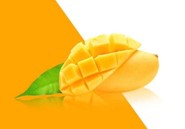 Reife Mango isoliert auf weißem und gelbem Hintergrund.