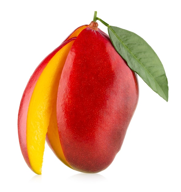 Reife Mango mit einer Scheibe isoliert auf weißem Hintergrund