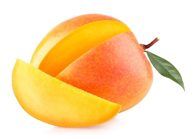 Reife Mango mit einer Scheibe isoliert auf weißem Hintergrund