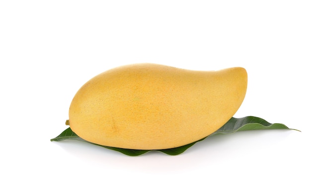 Reife Mango mit grünem Blatt auf weißem Hintergrund