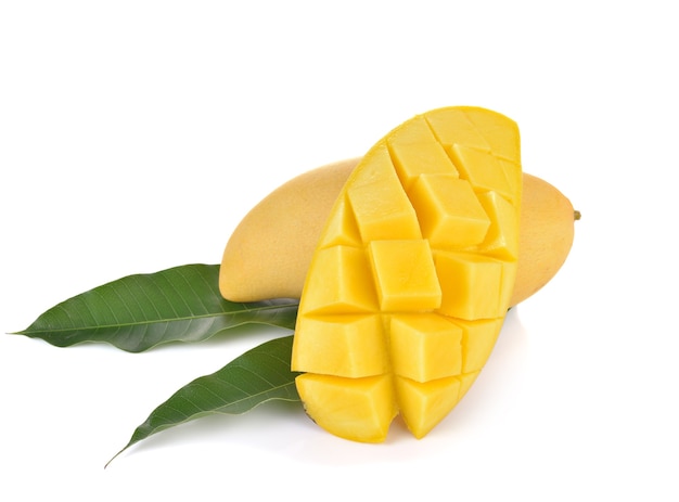 Reife Mango mit grünem Blatt auf weißem Hintergrund