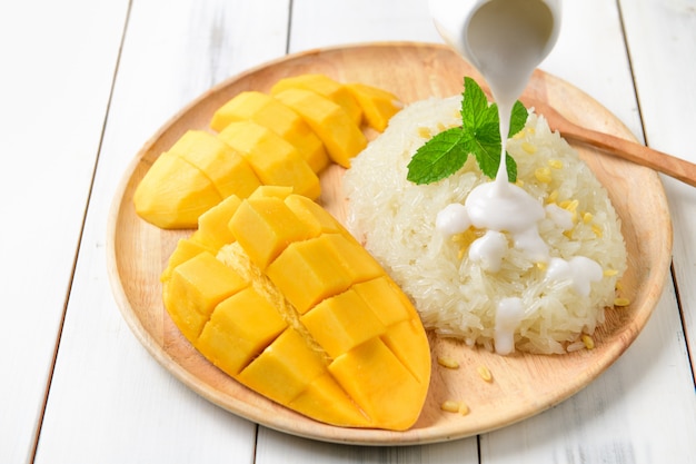 Reife Mango und Klebreis mit Kokosmilch