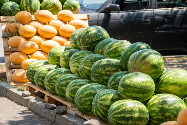 Reife Melonen und Wassermelonen liegen in einem Straßenmarkt auf der Theke