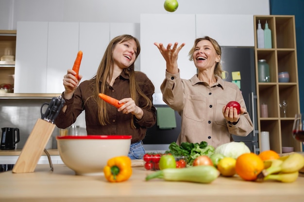 Reife Mutter und ihre erwachsene Tochter haben Spaß beim Kochen in der Küche