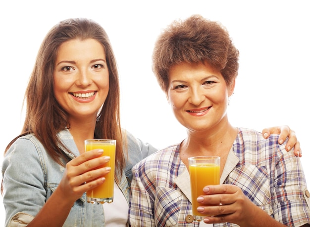 Reife Mutter und junge Tochter mit Saft