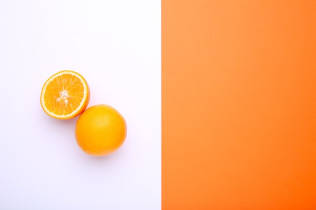 Reife orange Frucht auf einem bunten Hintergrund