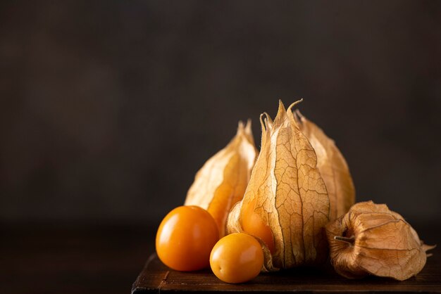 Reife orange Physalis Beeren auf einem Holzbrett, Nahaufnahme