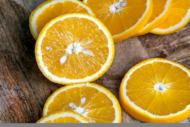Reife Orange wird beim Kochen in Scheiben geschnitten