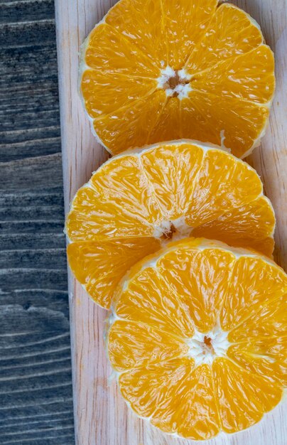 Foto reife orange wird beim kochen in scheiben geschnitten