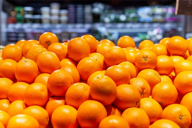 Reife Orangen auf der Theke im Supermarkt. Vitamine und eine gesunde Ernährung. Nahansicht.