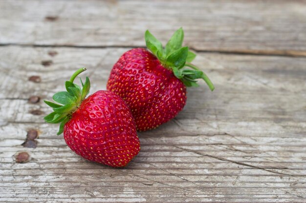 Reife organische Erdbeeren auf hölzernem Hintergrund