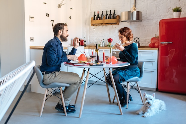 Reife Paare, die zu Hause romantisches für Valentinstag zu Abend essen