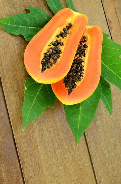 Reife Papaya auf hölzernem Hintergrund.