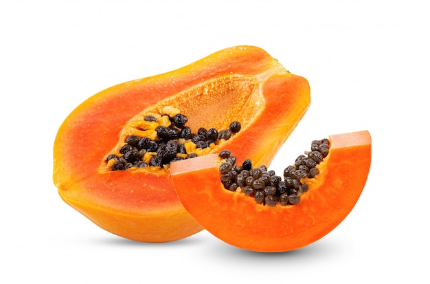 Reife Papaya auf weiße Wand schneiden.