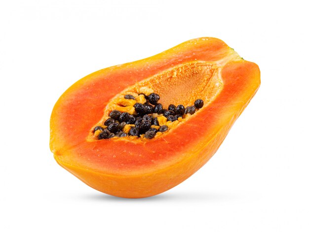 Reife Papaya auf weißer Wand.