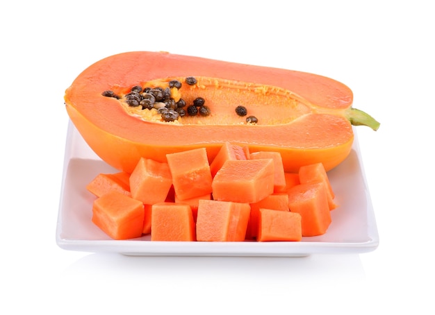 Reife Papaya-Frucht auf Weiß