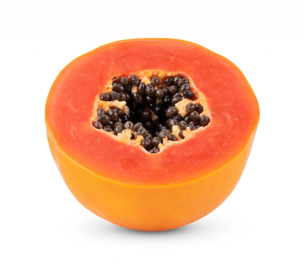 Reife Papaya-Frucht mit Samen lokalisiert auf Weiß