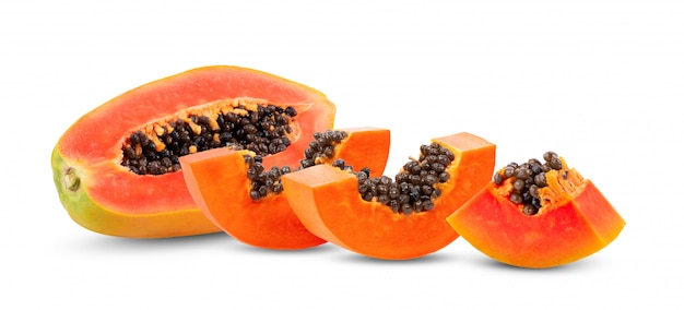 Reife Papaya-Frucht mit Samen lokalisiert auf Weiß