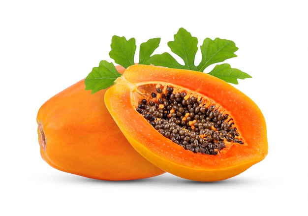 Reife Papaya-Fruchtblätter mit Samen auf weißer Wand.