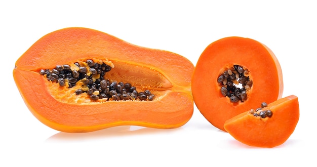 Reife Papaya isoliert auf einem weißen