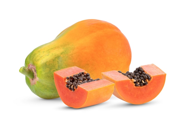 Reife Papaya isoliert auf weißer Oberfläche