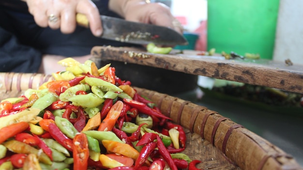 Reife Paprika mit Blättern isoliert Premium Premium-Foto