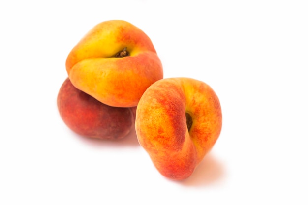 Reife Pfirsichfrucht isoliert auf weißem Hintergrund