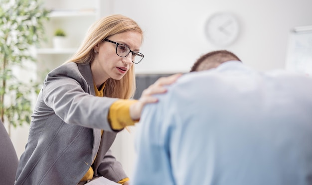 Foto reife psychologin ermutigt männer