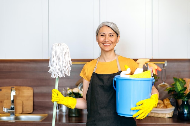 Foto reife reinigungsdienst-reinigungsfrauhausfrau